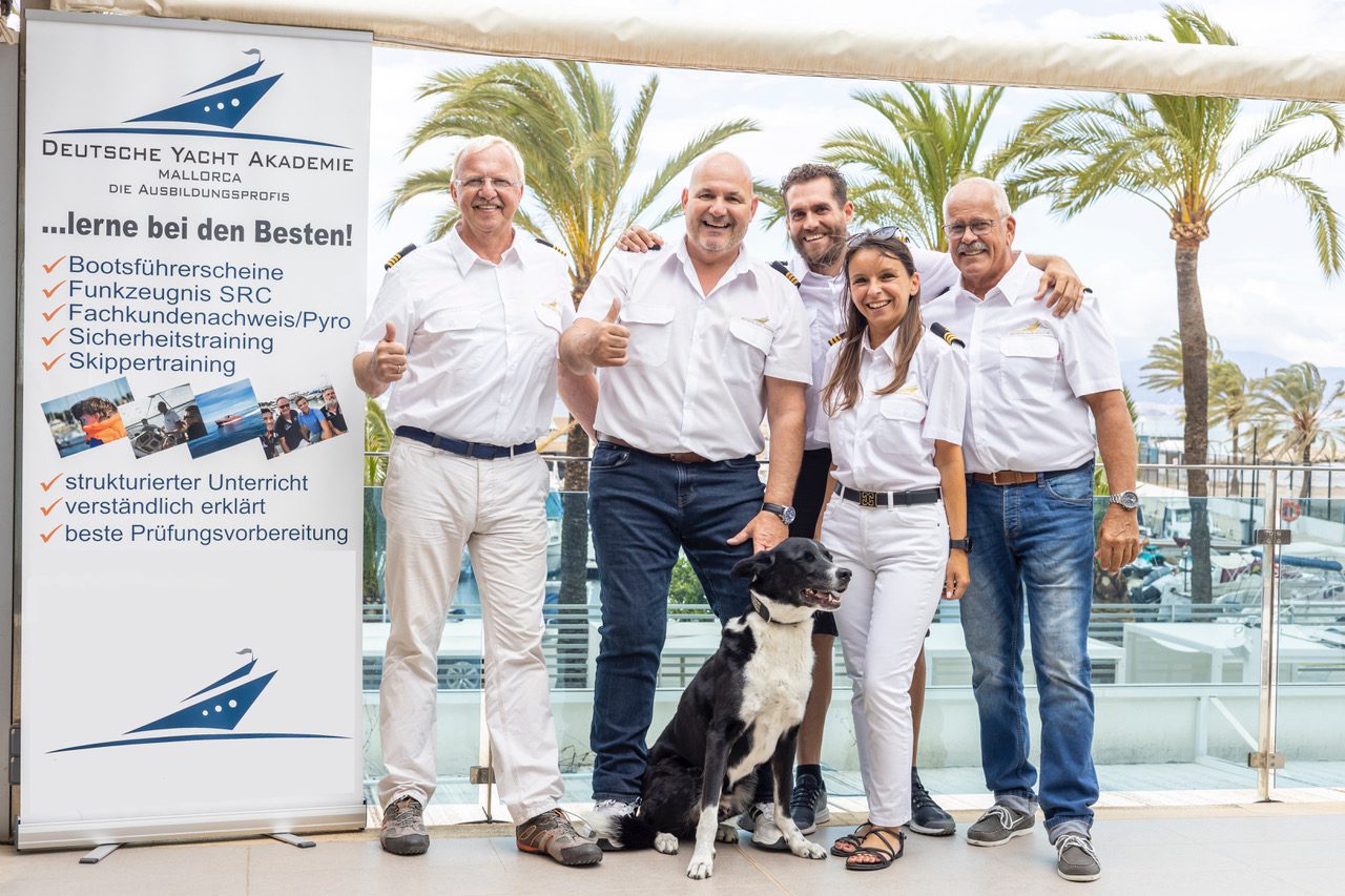 Bucht Bootsfahrschule Mallorca Bootsführerschein Ausbildung Drohnenaufnahme Yachten
